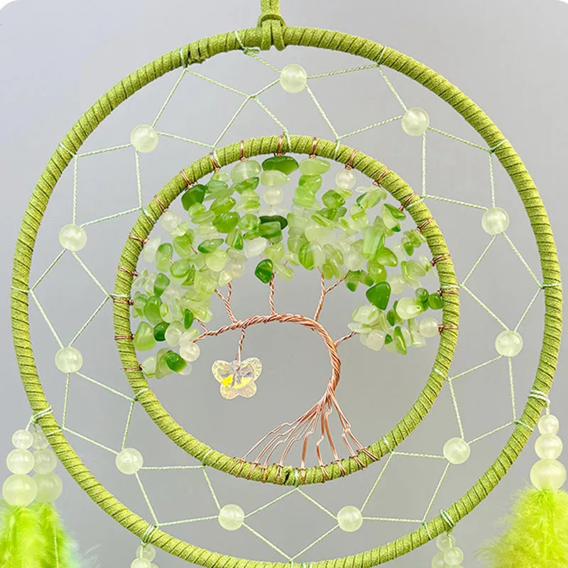 Rêve capteur décoratif avec une arbre de vie torsadé et des perles en verre vert clair disposées de manière circulaire.