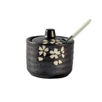 pot condiments porcelaine broyeur épices cuillère fleurs blanches motifs floraux rustique