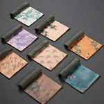 tapis table serviettes motifs floraux abstraits couleurs variées traditionnel salon thé