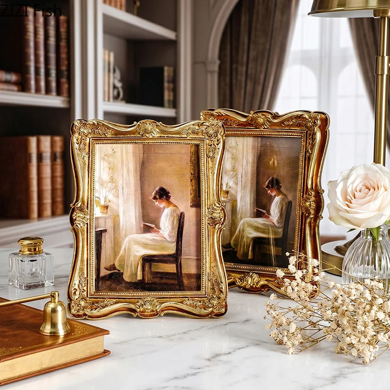 cadres photo vintage or baroques décoration table chevet anniversaire mariage roses livres