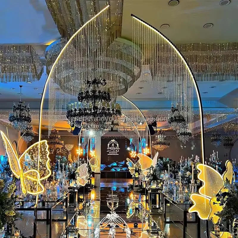 décoration événementielle arche lumineuse scintillantes guirlande papillons lumineux moderne blanche argentée