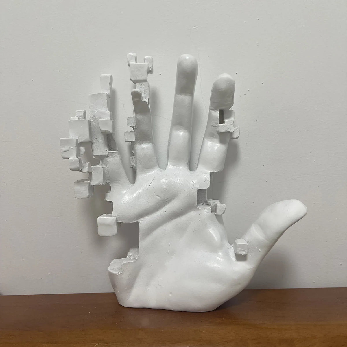 sculpture résine main humaine cubes blanc contemporaine décoration intérieure salon couloir festive