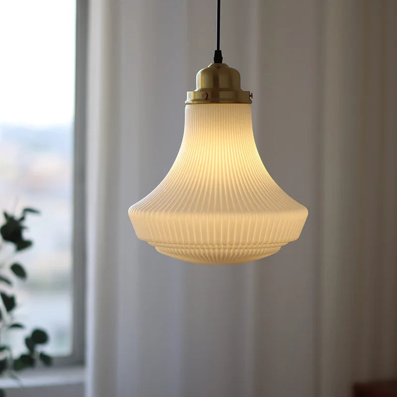 lampe suspendue classique blanc doré rayures verticales opacité câble noir salon ambiance moderne