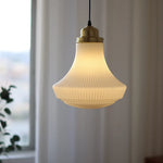 lampe suspendue classique blanc doré rayures verticales opacité câble noir salon ambiance moderne