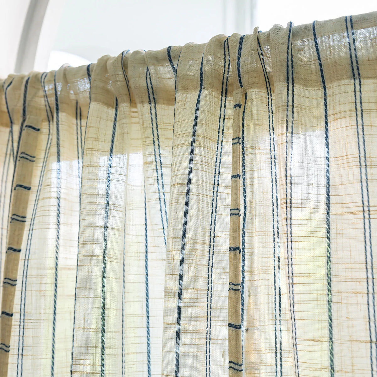 rideau semi transparent lin beige bleu marine rayures horizontales moderne rustique fenêtre salon thé