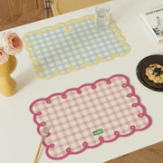 sets table vichy bleu clair rose jaune moderne minimaliste assiettes fourchettes couverts verres fleurs
