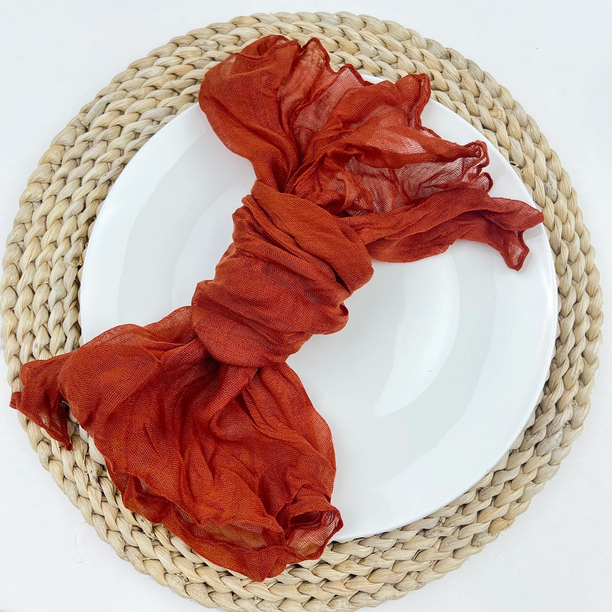 serviettes pliées polyester modernes violet beige bleu clair rouge vert élégantes légèrement ondulées 50x50cm