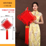guirlande traditionnelle chinoise tissée artisanale rouge motifs géométriques pompon ruban doré festive printemps