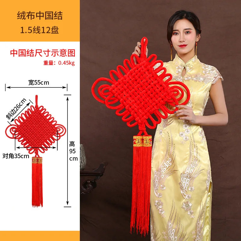 guirlande traditionnelle chinoise tissée artisanale rouge motifs géométriques pompon ruban doré festive printemps