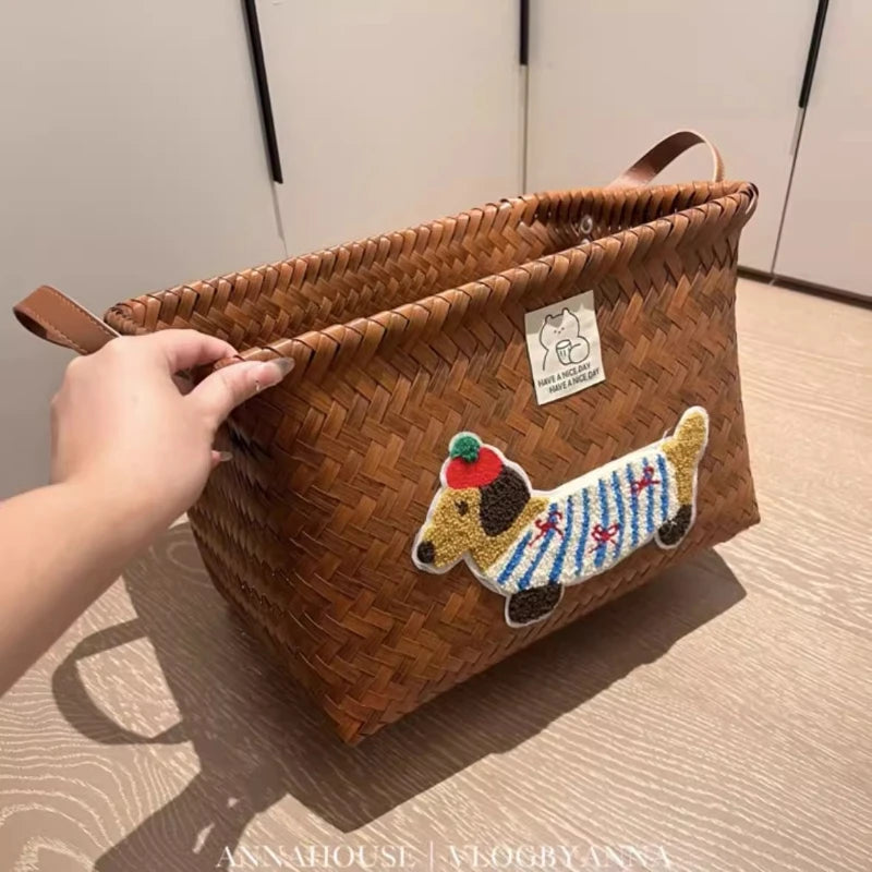 panier rangement rotin tissé marron clair brodé chien rustique poignées cuir décoration maison