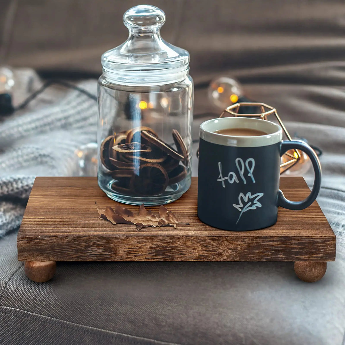 plateforme bois décorative rustique feuilles sèches bocal biscuits tasse bougie diffuseur parfum fleurs jaunes