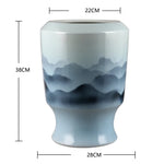Magnifique vase en porcelaine avec un design abstrait représentant des montagnes brumeuses, offrant une touche de sophistication à tout intérieur.