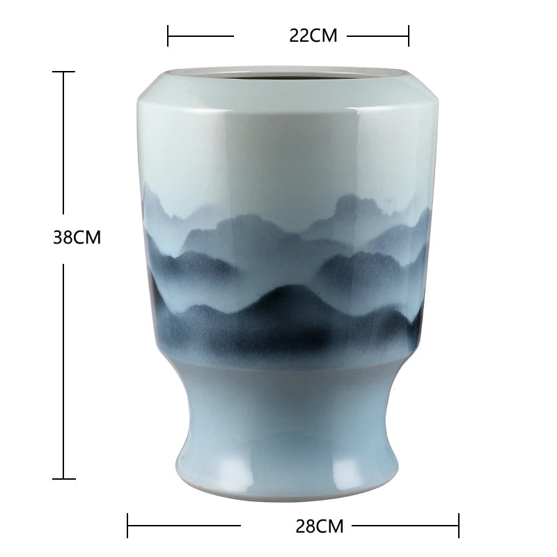 Magnifique vase en porcelaine avec un design abstrait représentant des montagnes brumeuses, offrant une touche de sophistication à tout intérieur.