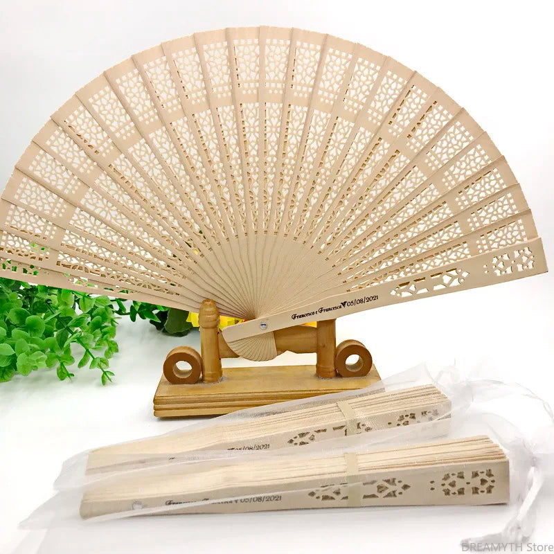 ventilateurs pliants bois naturel motifs ajourés personnalisés mariage invités décoration événement traditionnel champêtre