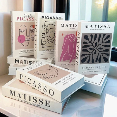 Faux livres décoratifs gris sur table basse moderne