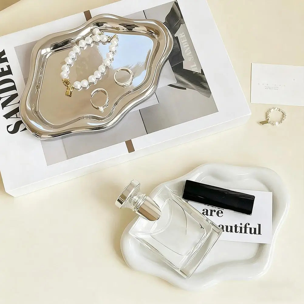 plateau moderne élégant argenté blanc bijoux parfum céramique métal lisse chambre décoration