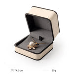 boîtes bijoux cuir beige turquoise intérieur noir moderne emballage présentation anneaux haute qualité