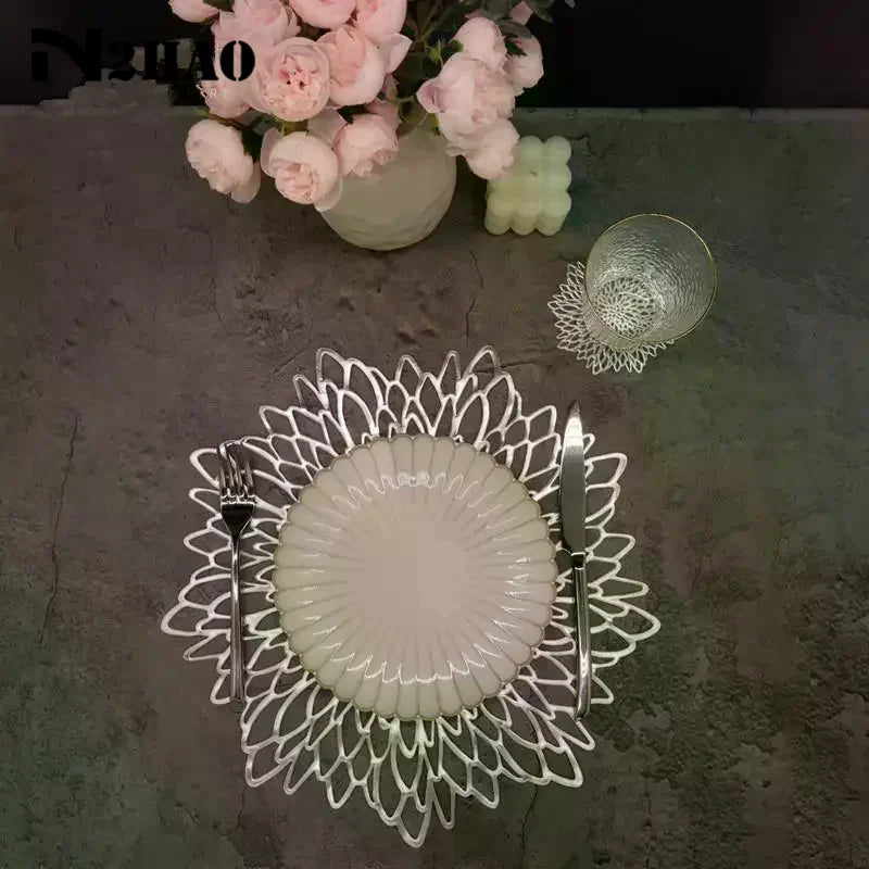 set table moderne floral assiettes couverts verres transparents motifs radiaux orange minimaliste