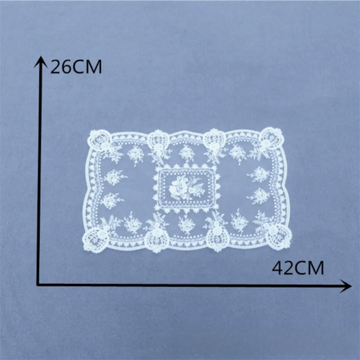 serviettes table blanches broderie florale dentelle fine classique élégantes rectangle 26x42 26x41 33x40 cm