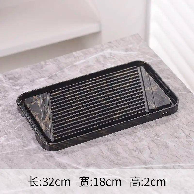 assiettes marbrées modernes élégantes lignes dorées noir blanc thé maison salon