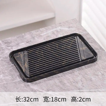 assiettes marbrées modernes élégantes lignes dorées noir blanc thé maison salon
