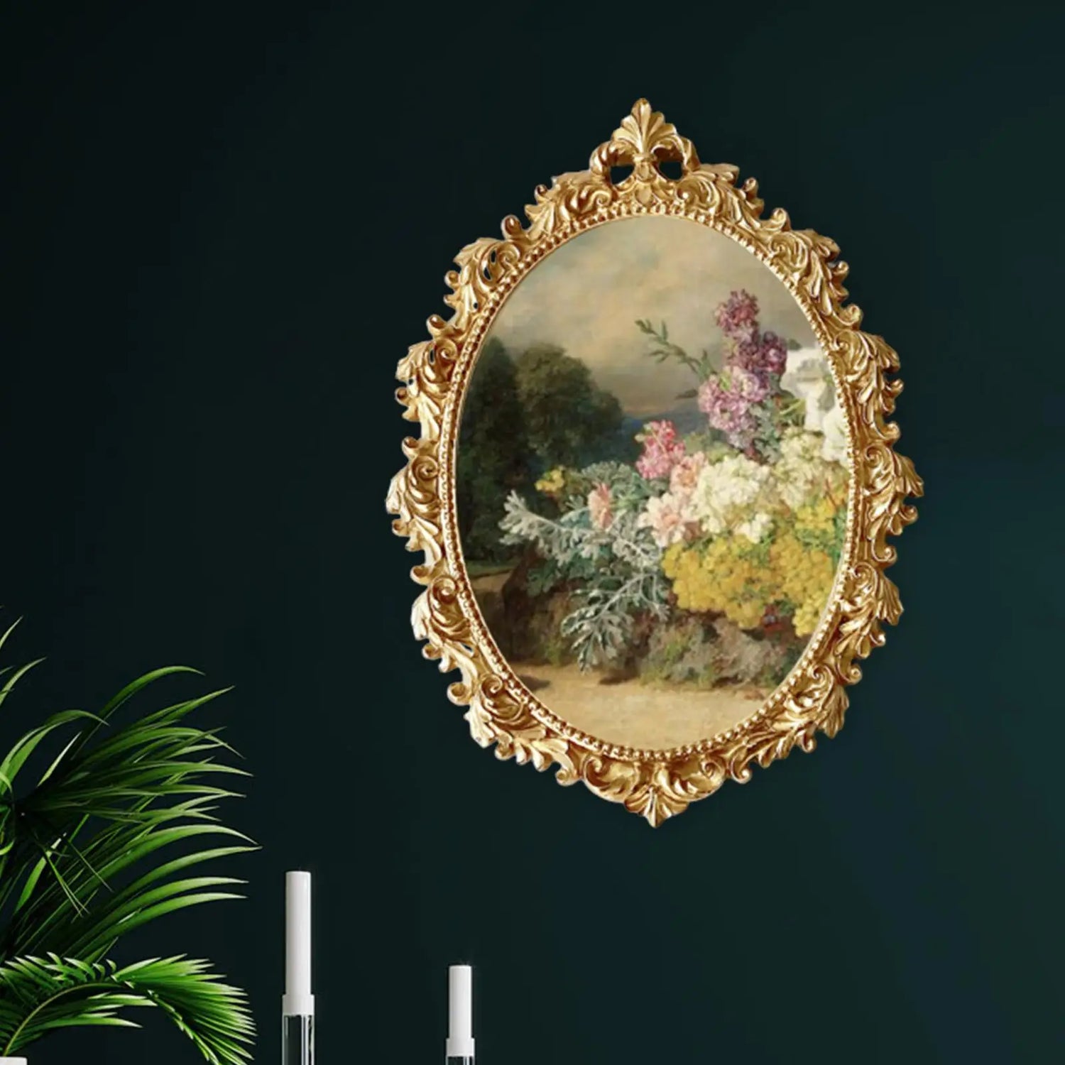 Cadre photo en résine gaufrée baroque jaune sur mur blanc
