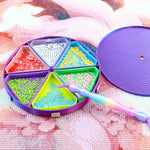 palette broderie moderne six compartiments pinceau brosse multicolores violet bleu rose