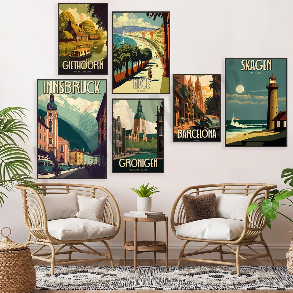 Plusieurs affiches vintage de différents lieux touristiques européens et mondiaux comme la Suisse, la France, l'Espagne et la Suède sont accrochées sur le mur derrière deux fauteuils en rotin confortables, créant une ambiance chaleureuse et invitante.