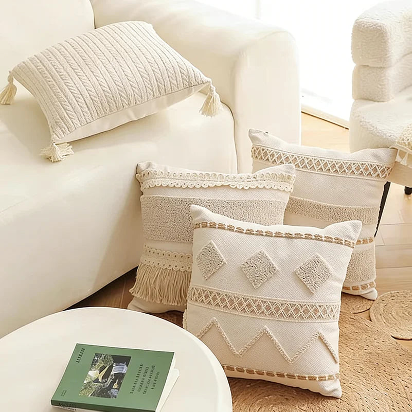coussins décoratifs bohèmes crème motifs géométriques texture côtelée franges ethniques rusticité