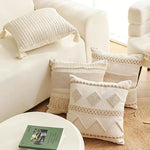 coussins décoratifs bohèmes crème motifs géométriques texture côtelée franges ethniques rusticité