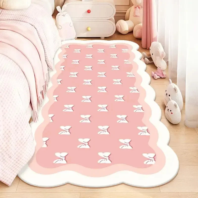 tapis moderne rose clair blanc motifs coeurs noeuds rayures bordure ondulée salon chambre enfant