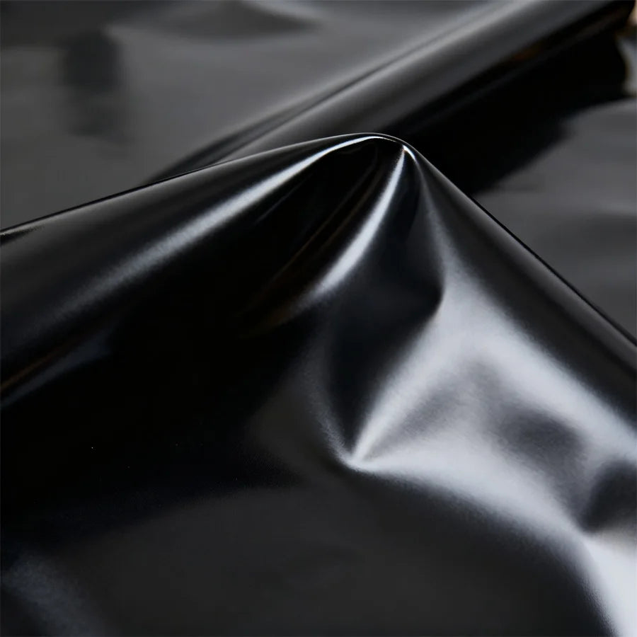 nappe noire imperméable pvc moderne cuisine table assiettes verres vase fleurs été simple