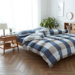 Housse de couette une personne en polyester doux de couleur bleu ciel sur un lit simple