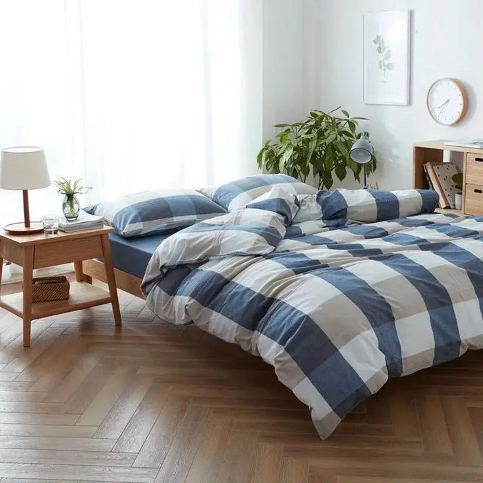 Housse de couette une personne en polyester doux de couleur bleu ciel sur un lit simple