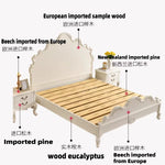 lit blanc classique ornements sculptés motifs floraux tête lit chevet coussins draps oreillers tapis