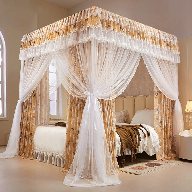 Chambre à coucher élégante avec un magnifique lit à baldaquin orné de rideaux jaunes et blancs, créant une ambiance romantique et luxueuse.