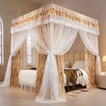 Chambre à coucher élégante avec un magnifique lit à baldaquin orné de rideaux jaunes et blancs, créant une ambiance romantique et luxueuse.