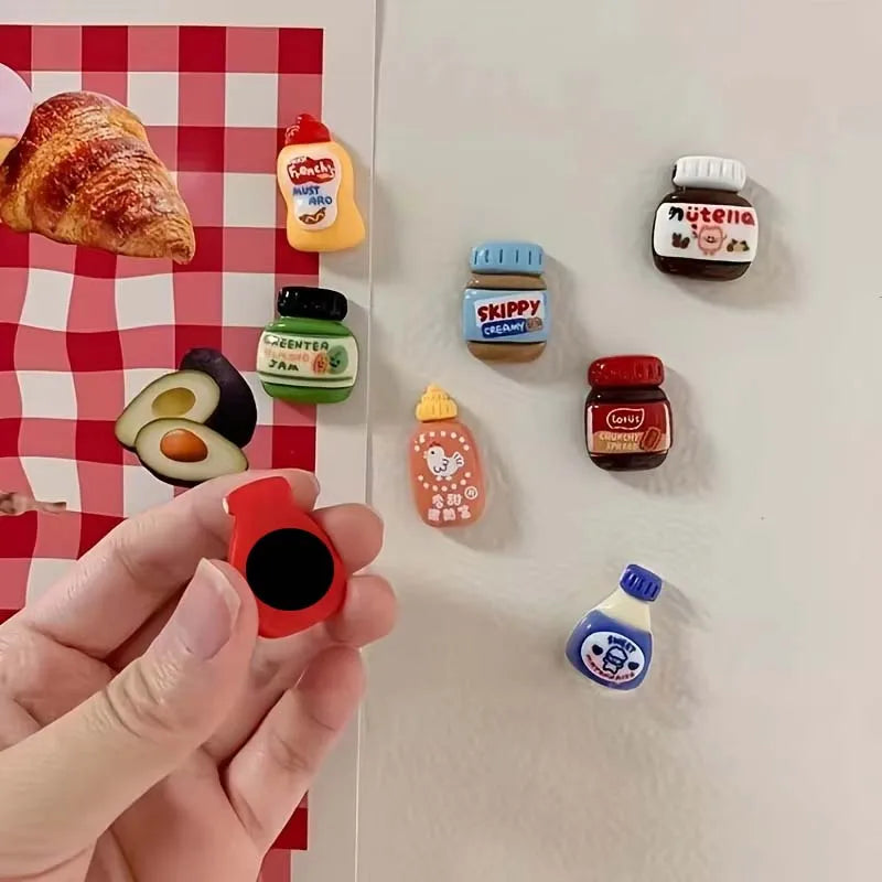 aimants réfrigérateur miniatures pots confiture sauces étiquettes marques couleurs vert bleu blanc rouge marron