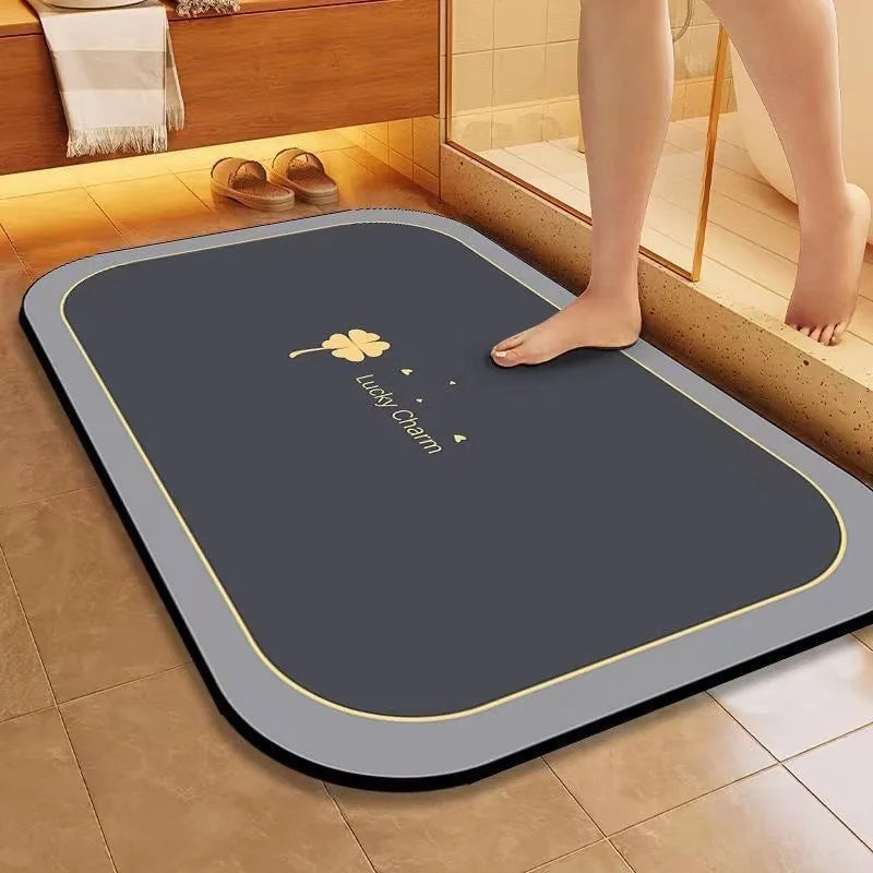 Tapis de sol antidérapant en caoutchouc gris, décoré d'un symbole de trèfle doré, conçu pour apporter un confort et une sécurité accrus lors de la pratique d'exercices à domicile.