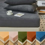 Drap-housse en flanelle polaire rose sur lit queen