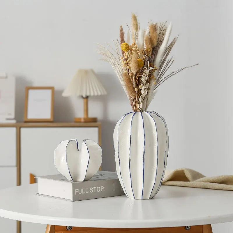 vase moderne céramique porcelaine blanc bleu rayures horizontales fleur séchée table decoration maison