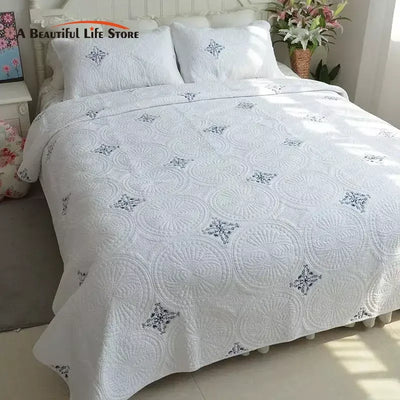 Couvre-lit en boutis matelassé brodé en coton pur sur un lit
