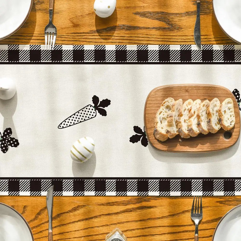 Une table en bois avec des ustensiles de cuisine et une assiette de tranches de pain sur une surface texturée.