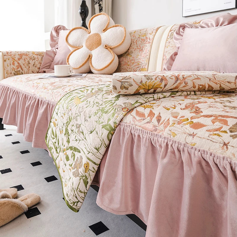 Un lit douillet avec des draps floraux roses et verts, des oreillers moelleux et un coussin décoratif en forme de fleur créent une ambiance chaleureuse et cosy dans cette chambre.