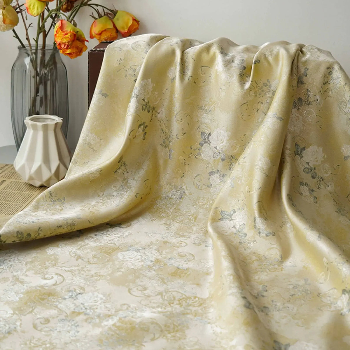 tissu fleurs floraux beige clair gris classique vintage opacité 100 polyester large 160cm