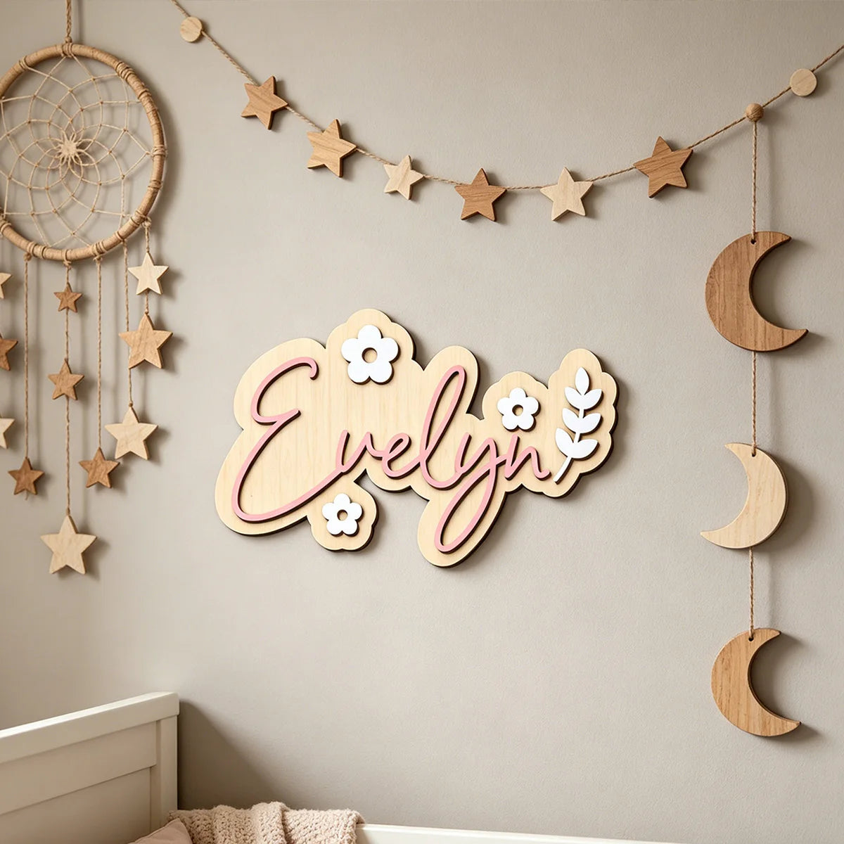 plaque décorative bois personnalisable moderne irrégulière lettres stylisées rose clair fleurs simple 25cm 30cm