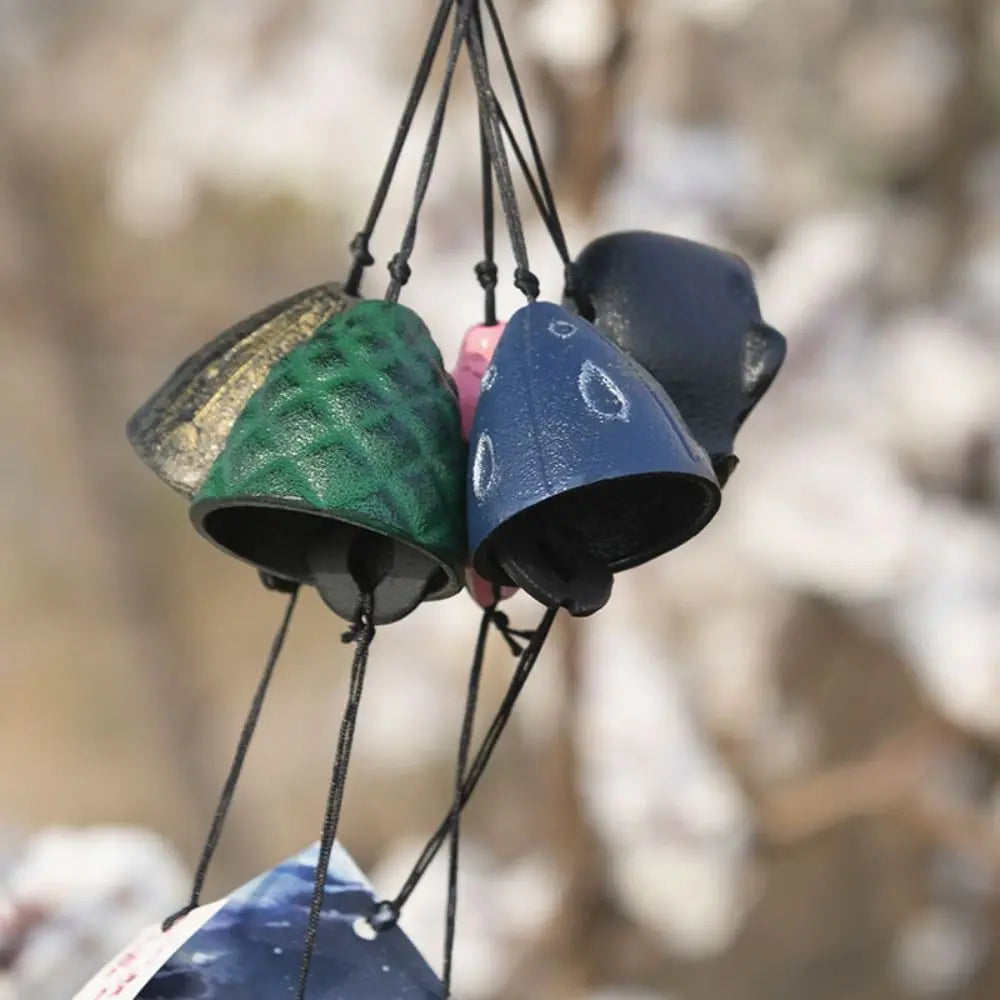 cloches métal relief floral corde verte bleue noire jaune artisanale extérieure jardin decoration