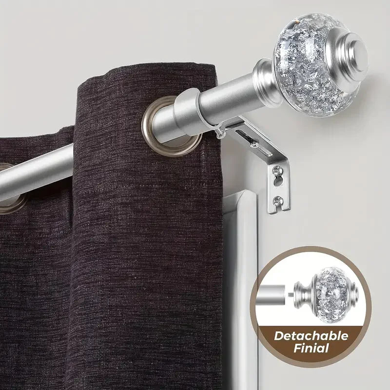 rideaux argentés finials cristallisés tringle brillante plis décoratifs classiques supports muraux