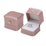 boîtes bijoux velours uni rose rouge bleu marine blanc classiques boutons dorés anneaux