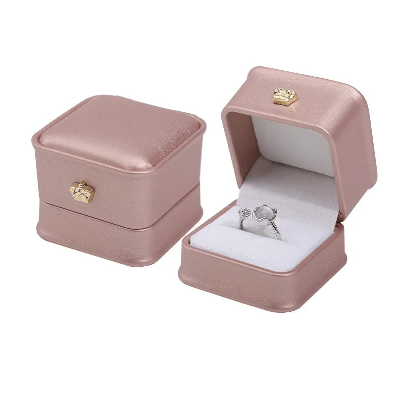 boîtes bijoux velours uni rose rouge bleu marine blanc classiques boutons dorés anneaux